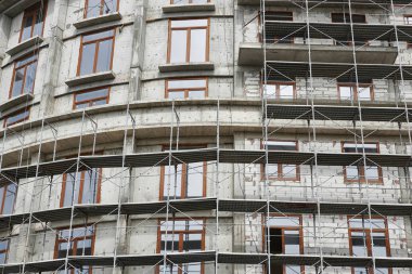 İnşaat, yapı iskeleleri ve beton altında yeni bina