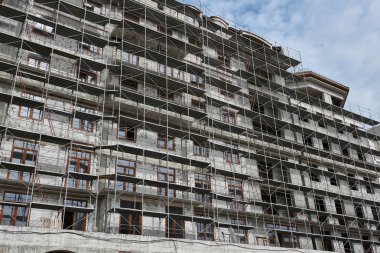 İnşaat, yapı iskeleleri ve beton altında yeni bina