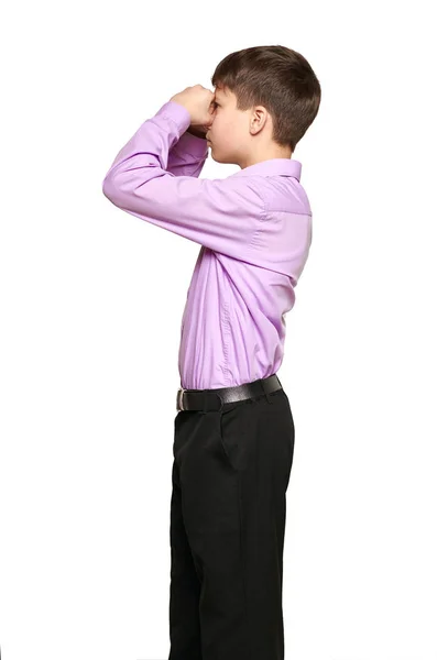Garçon Posant Sur Fond Blanc Pantalon Noir Chemise Violette — Photo