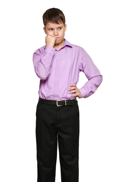 白背景 黒のズボンと紫のシャツでポーズの少年 — ストック写真