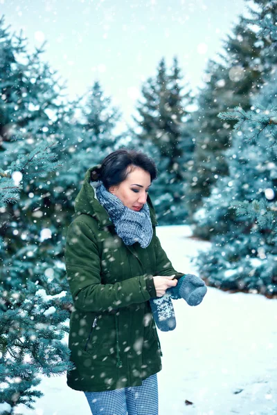 Mujer Está Usando Mitones Bosque Invierno Abetos Verdes Con Nieve — Foto de Stock