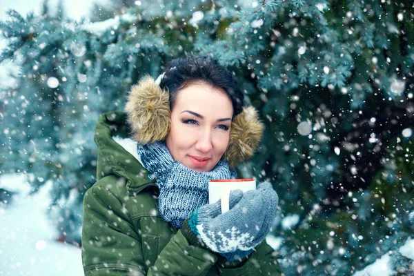 Bela Mulher Bebe Chá Floresta Inverno Abetos Verdes Com Neve — Fotografia de Stock