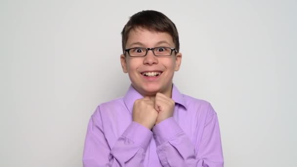 Емоційний Хлопчик Позує Білому Тлі — стокове відео