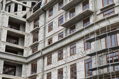 İnşaat, yapı iskeleleri ve beton altında yeni bina