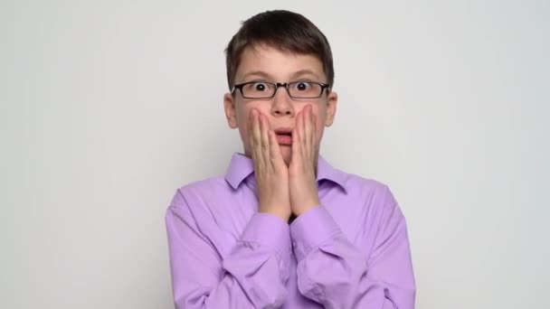 Känslomässiga Pojke Poserar Vit Bakgrund — Stockvideo