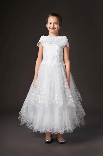 Κοριτσάκι Είναι Ντυμένος Μια Λευκή Μπάλα Φόρεμα Σκούρο Φόντο — Φωτογραφία Αρχείου