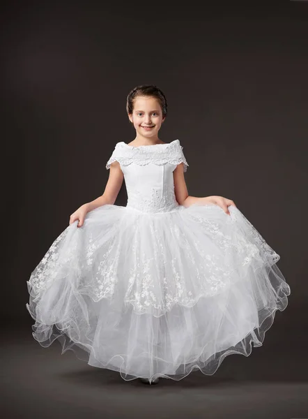 Menina Está Vestida Com Vestido Baile Branco Fundo Escuro — Fotografia de Stock