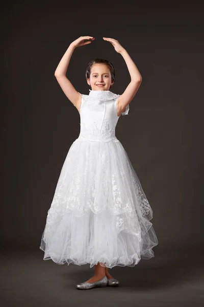 Dziewczynka Jest Ubrana Suknię Białą Bilę Ciemne Tło — Zdjęcie stockowe