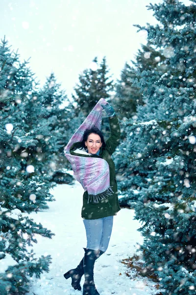 美丽的女人是在冬天的森林里 绿色的冷杉树与雪 — 图库照片