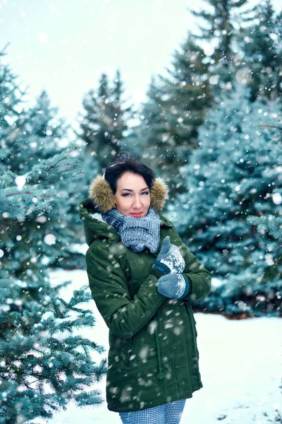 Hermosa Mujer Está Bosque Invierno Abetos Verdes Con Nieve — Foto de Stock