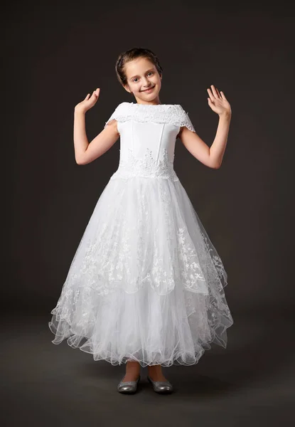 Dziewczynka Jest Ubrana Suknię Białą Bilę Ciemne Tło — Zdjęcie stockowe