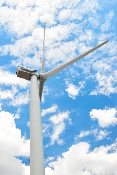 Windgenerator Ist Auf Hellen Bewölkten Himmel Hintergrund Strom Und Energiekonzept — Stockfoto