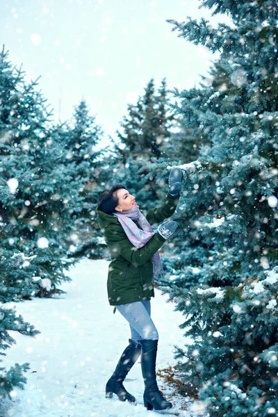 Красива Жінка Зимовому Лісі Зелені Ялинки Снігом — стокове фото