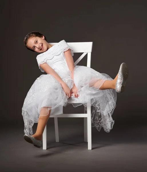 Niña Vestida Con Vestido Bola Blanco Sentada Silla Fondo Oscuro — Foto de Stock