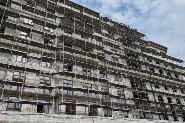 İnşaat, yapı iskeleleri ve beton altında yeni bina