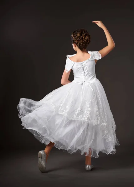 Mała Dziewczynka Tańczy Sukni Białej Bili Ciemne Tło — Zdjęcie stockowe
