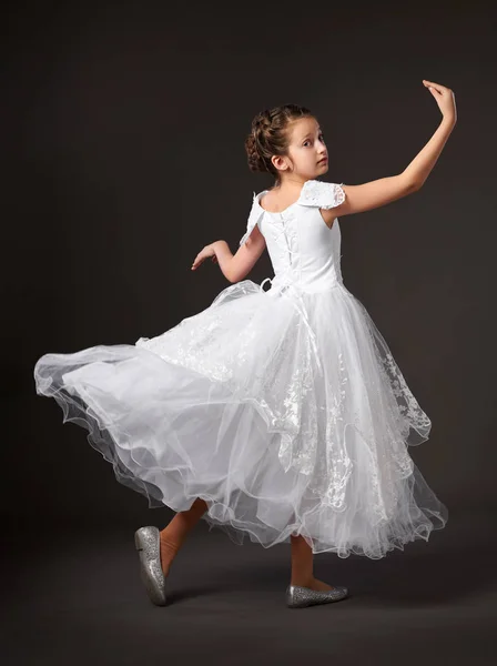 Malá Holka Tancuje Bílé Plesové Šaty Tmavé Pozadí — Stock fotografie