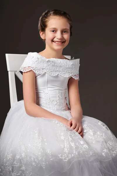 Niña Vestida Con Vestido Bola Blanco Sentada Silla Fondo Oscuro — Foto de Stock