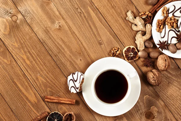 Tazza bianca di caffè e biscotti su sfondo di legno, spezie e decorazioni, spazio vuoto per il testo, vista dall'alto — Foto Stock