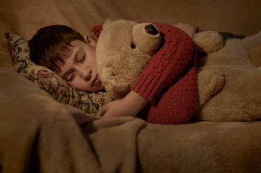 çocuk uyku ayı oyuncak ile yatakta