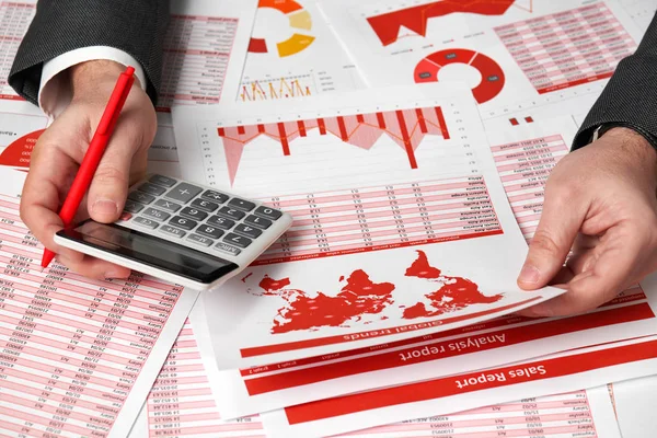 사업 회계사 계산 데스크 사무실에 금융 계산기를 사용 하 여. 비즈니스 재무 회계 개념입니다. 빨간 보고서 및 그래프입니다. 사무실 직원 검사 일정 및 보고서. — 스톡 사진