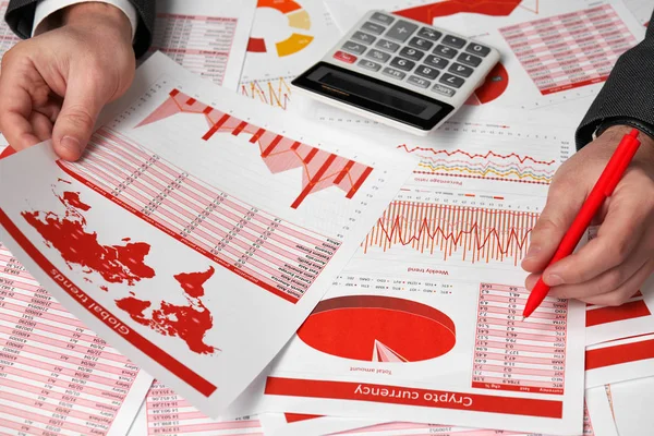 ビジネスマンの会計士がデスクのオフィスの cryptocurrency レポートを計算するための計算機を使用して。ビジネス財務会計上の概念。赤のレポートとグラフ. — ストック写真
