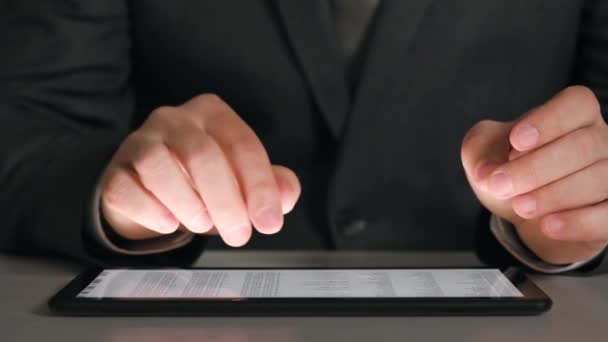 Bir Tablet Üzerinde Çalışan Işadamı Grafikler Tablolar Çözümler Closeup Eller — Stok video
