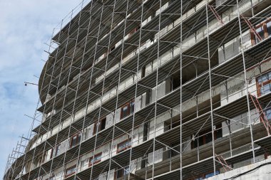 İnşaat, yapı iskeleleri ve beton altında yeni bina