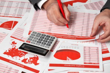 İşadamı muhasebeci Kripto para birimi raporu Danışma Office hesaplamak için hesap makinesini kullanarak. İş finansal muhasebe kavramı kırmızı raporları ve grafikler.