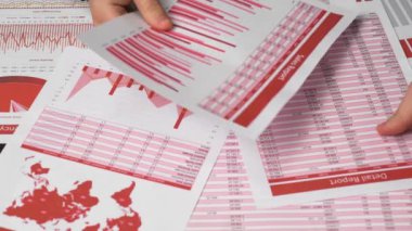 Finans Danışma Office hesaplamak için hesap makinesini kullanarak işadamı muhasebeci. İş finansal muhasebe kavramı. Kırmızı raporlar ve grafikler. Ofis çalışanı tablolarını ve raporları inceler.