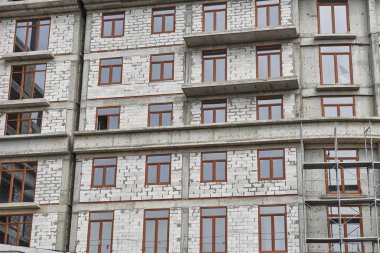 İnşaat, yapı iskeleleri ve beton altında yeni bina