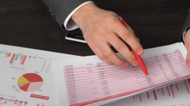 Finans Danışma Office hesaplamak için hesap makinesini kullanarak işadamı muhasebeci. İş finansal muhasebe kavramı. Kırmızı raporlar ve grafikler. Ofis çalışanı tablolarını ve raporları inceler.