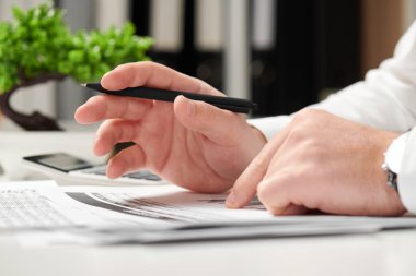 Ofiste çalışan ve vade hesaplama iş adamı. İş finansal muhasebe kavramı.
