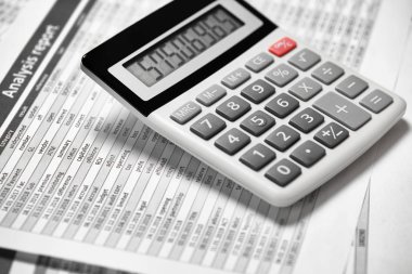 Hesap makinesi ve raporları portre. Çalışma ve vade hesaplama için Kırtasiye. İş finansal muhasebe kavramı.