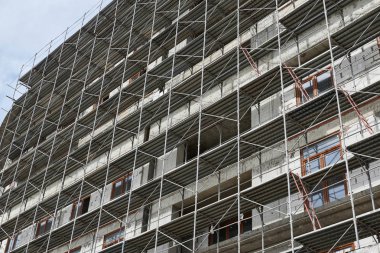 İnşaat, yapı iskeleleri ve beton altında yeni bina