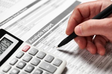 Çalışma işadamı ve hesaplama finans. İş finansal muhasebe kavramı. Eller.