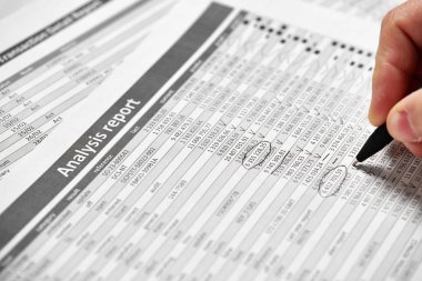 Çalışma işadamı ve hesaplama finans. İş finansal muhasebe kavramı. Eller.