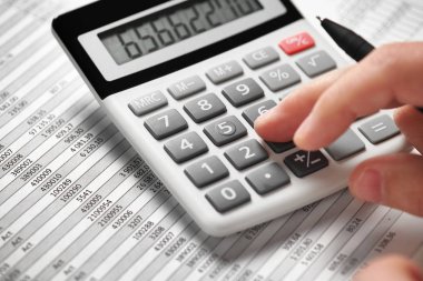 Çalışma işadamı ve hesaplama finans. İş finansal muhasebe kavramı. Eller.