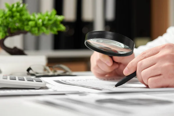 Homme d'affaires travaillant dans le bureau et le calcul des finances. En utilisant une loupe. Concept de comptabilité financière des entreprises . — Photo