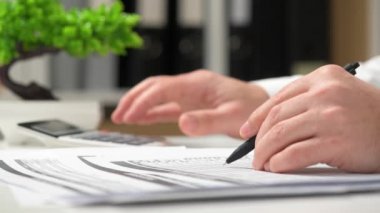 Ofiste çalışan ve vade hesaplama iş adamı. İş finansal muhasebe kavramı.