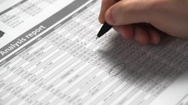 Çalışma işadamı ve hesaplama finans. İş finansal muhasebe kavramı. Eller.