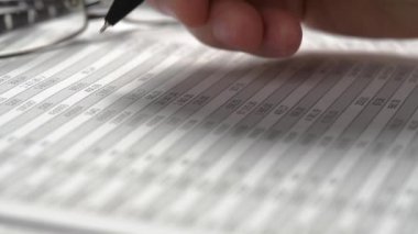 Çalışma işadamı ve hesaplama finans. İş finansal muhasebe kavramı. Eller.