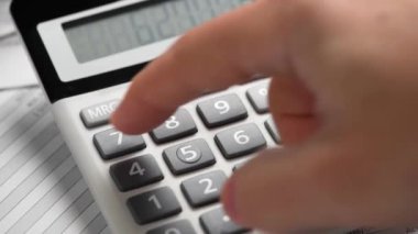 Çalışma işadamı ve hesaplama finans. İş finansal muhasebe kavramı. Eller.