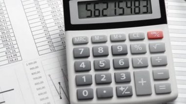 Hesap makinesi ve raporları portre. Çalışma ve vade hesaplama için Kırtasiye. İş finansal muhasebe kavramı.