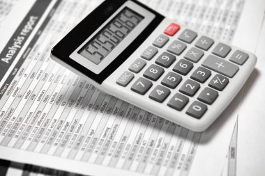 Hesap makinesi ve raporları portre. Çalışma ve vade hesaplama için Kırtasiye. İş finansal muhasebe kavramı.