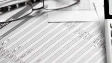 Hesap makinesi ve raporları portre. Çalışma ve vade hesaplama için Kırtasiye. İş finansal muhasebe kavramı.