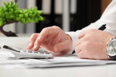 Ofiste çalışan ve vade hesaplama iş adamı. İş finansal muhasebe kavramı.