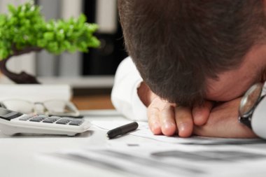 Bir ofiste uyumak yorgun iş adamı. İş finansal muhasebe kavramı.