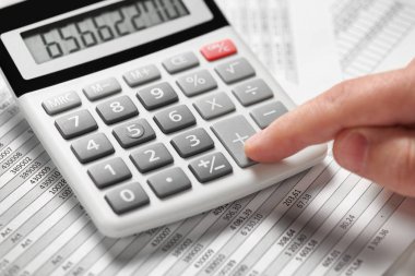 Çalışma işadamı ve hesaplama finans. İş finansal muhasebe kavramı. Eller.