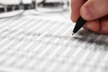 Çalışma işadamı ve hesaplama finans. İş finansal muhasebe kavramı. Eller.